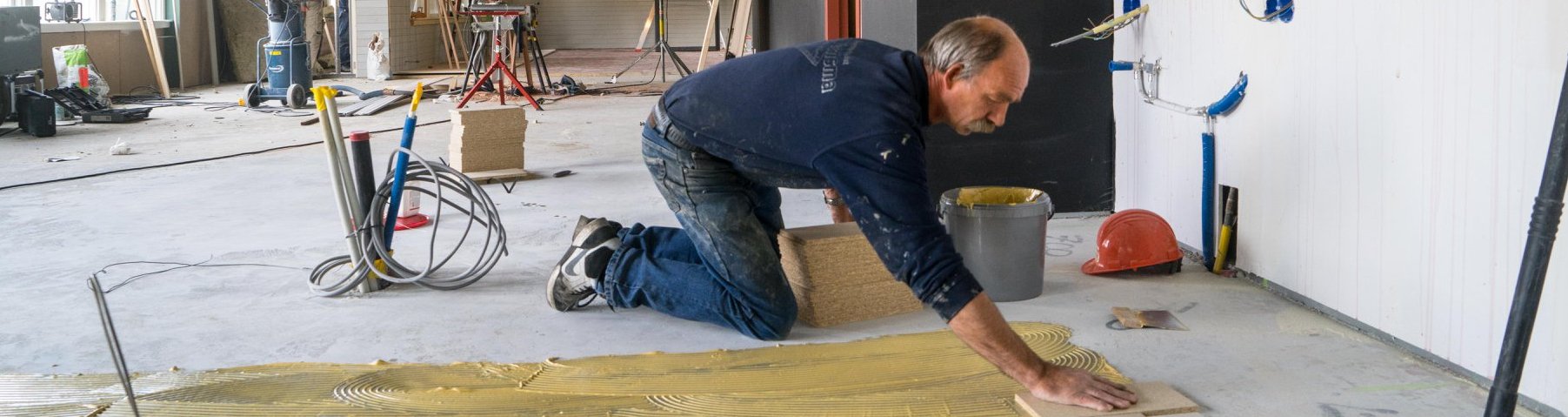 Houten vloer verlijmen. Parket verlijmen bel de Vloerderij